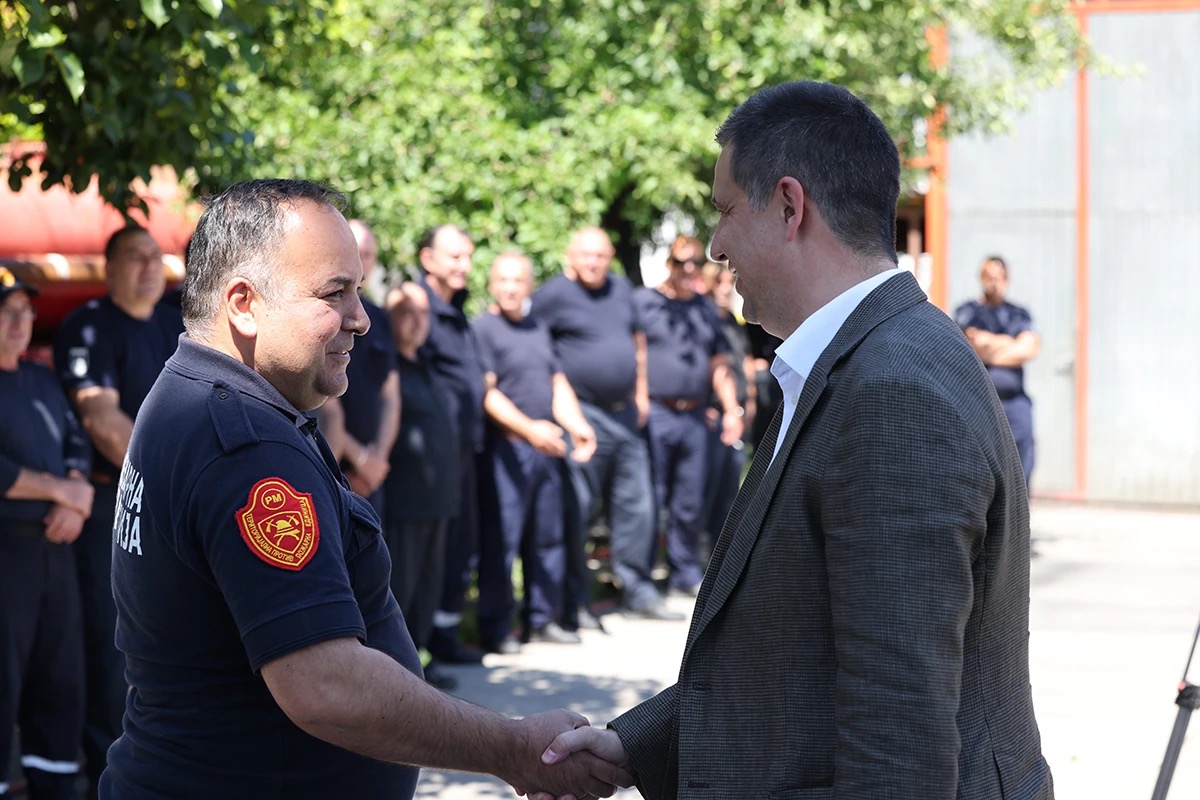 Средба и поздравување со пожарникарите