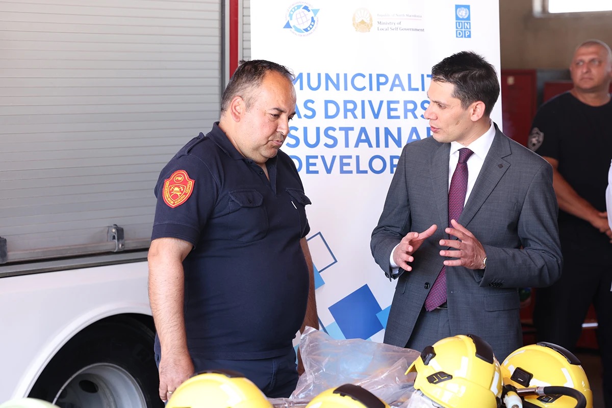 Заедничка фотографија со пожарникари од ТППЕ Гевгелија